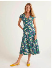 Load image into Gallery viewer, DP W Sporty shorts
